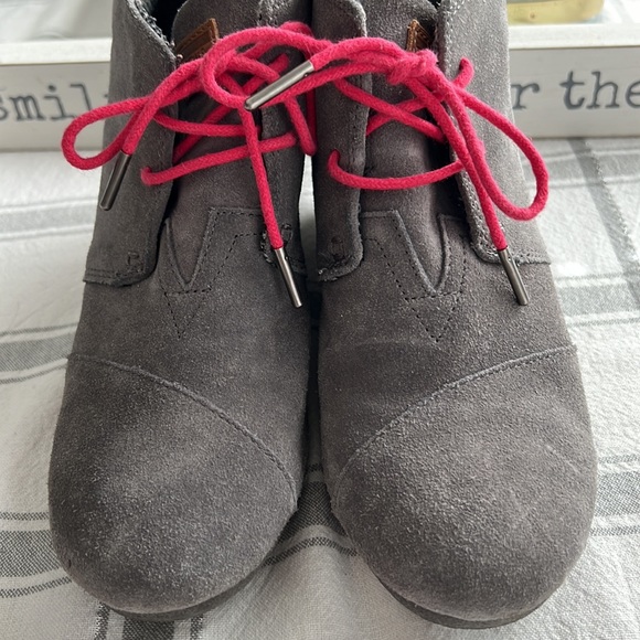 TOMS BOOTS LIKE NEW. SZ 9 gray/red - Picture 2 of 7